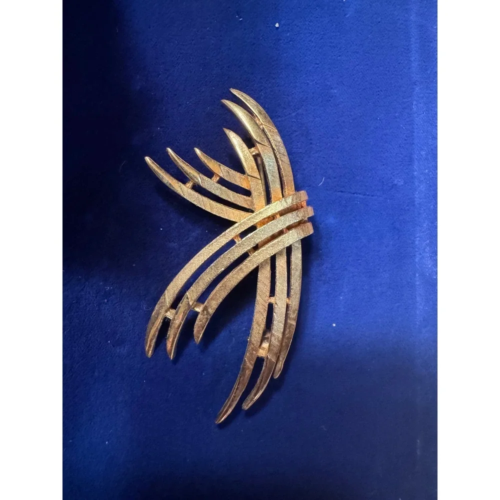 Vintage Gold Tone Textured Spray Brooch Mid Century Modern Curved Pin